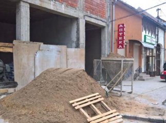 Муніципальна поліція оштрафувала мукачівця за перекриття тротуару будматеріалами