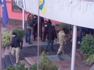 Молоді люди заблокували вхід у готель, де мав відбутись Регіональний Форум. Захід зірвано