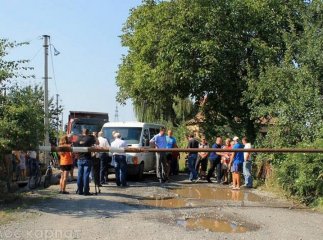 На Виноградівщині селяни перекрили дорогу