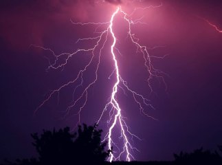 Не варто це ігнорувати: що може статись, якщо користуватись телефоном під час грози Не варто це ігнорувати: що може статись, якщо користуватись телефоном під час грози