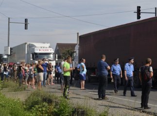 Щойно у Ракошині "Лексус" збив одного із учасників блокування траси. Люди б’ють скло на автомобілі