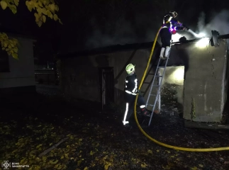 У Виноградові рятувальники гасили пожежу у складському приміщенні