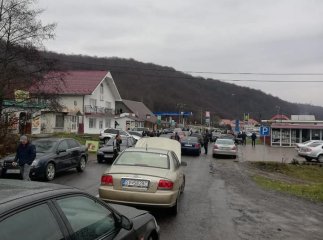 Власники авто на іноземних номерах заблокували КПП "Малий Березний", – соцмережі