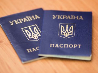 Українцям пояснили, чи випишуть штраф, якщо вчасно не вклеїти нові фото у паспорті-книжечці