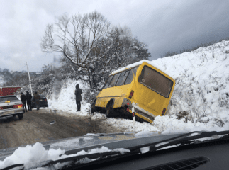 На Свалявщині зранку перекинулась маршрутка
