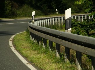 Авто злетіло в обрив на Ужгородщині: троє дітей постраждали, 6-річну дівчинку оперують