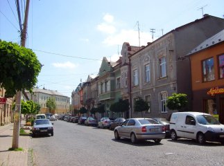 Лежала на тротуарі із розбитими колінами і ліктями: у Мукачеві вранці посеред вулиці напали на жінку