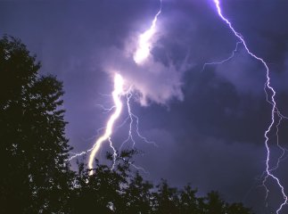 Будуть грози і короткочасні дощі: де та коли вируватиме негода