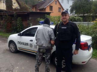 Бив по голові жінку: у Рахові затримали чоловіка