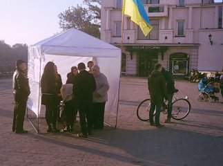 На площі Театральній з’явився намет, в якому ужгородці можуть підписатись за перевибори мера