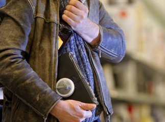 На Хустщині п’яний чоловік вкрав із комори односельця 6 пляшок горілки