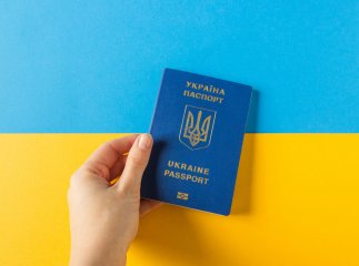 Українці за кордоном та проживання для них Українці, які виїхали за кордон, можуть отримати меншу допомогу