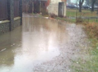 Мешканці однієї з вулиць Мукачева мусять пройти через багнюку, аби потрапити до церкви чи школи