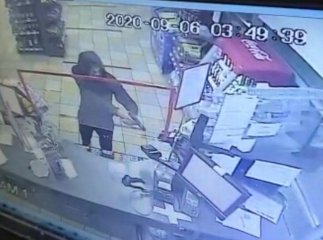 Був у масці та з пістолетом: відео нападу на АЗС в Ужгороді