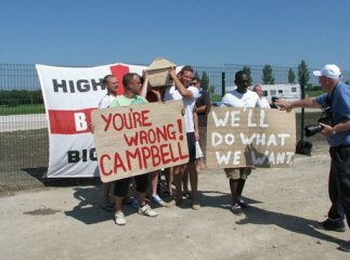 Англійські фани пронесуть по Донецьку труну