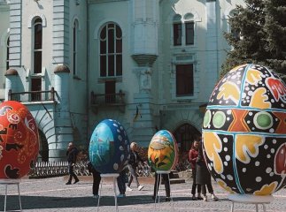 Центр Мукачева прикрасили великими великодніми писанками