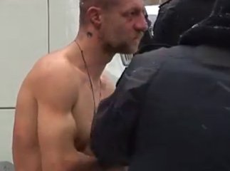 "Беркут" на морозі роздягнув догола чоловіка та влаштував над ним тортури (ВІДЕО 18+)