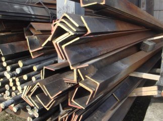 Господарка будинку застала хлопця на місці, коли той намагався вкрасти від неї метал