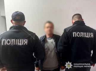 На Закарпатті чоловік погрожував поліцейському сокирою: показано відео, як він поводився