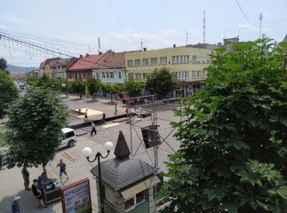 У центрі Мукачева триває підготовка до урочистого параду випускників