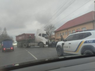 У Мукачеві трапилась ДТП. Зіткнулись вантажівка і легковик