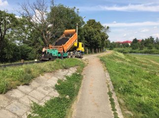 У Мукачеві асфальтують тротуар біля Латориці