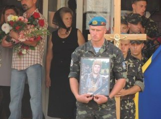 Берегово попрощалось з третім земляком, який загинув у зоні АТО (ФОТОФАКТ)