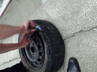 Чопські прикордонники знайшли у колесі автомобіля контрабандиста 200 пачок цигарок