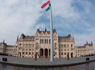 Угорщина введе ще ряд заборон та обмежень через стрімке поширення коронавірусу