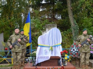 На Закарпатті на могилах вбитих прикордонників встановили пам’ятники