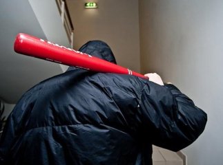Агресивний мукачівець з битою накинувся на поліцейських