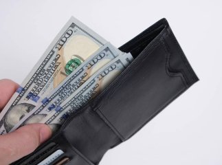 Скільки доларів і євро можна перевозити через кордон