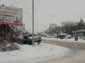 В Ужгороді автомобіль опинився у кюветі і ледь не врізався у стовп