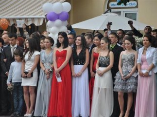 Мукачівські випускники станцюють вальс біля міської бібліотеки