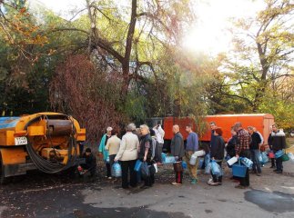 Черги за водою у Мукачеві: люди обурені та жаліються на владу