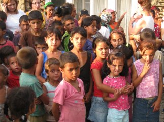 Починаючи з 6-7 класу дівчата ромської національності приходять на заняття вже вагітні – директор школи