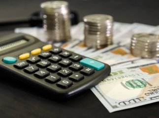 Українці багато років працюють за кордоном: чи зарахують цей стаж у пенсію