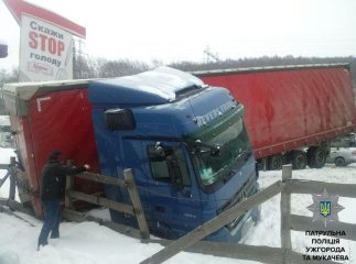У Чинадієві біля ресторану занесло фуру: вантажівка з’їхала у кювет