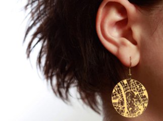 В обласному центрі серед білого дня з жінки зірвали сережки