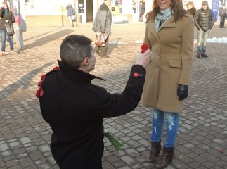 До Дня святого Валентина у центрі Берегова чоловік оригінально освідчився дівчині у коханні (ФОТО)