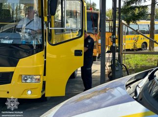 В області патрульні почали перевіряти шкільні автобуси В області патрульні почали перевіряти шкільні автобуси