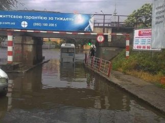В Ужгороді на вулиці Анкудінова затопило під залізничним мостом