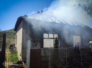Вогнеборці рятували житловий будинок у Берегові