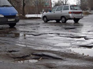 Ужгородські ями на дорогах обмалювали білою фарбою