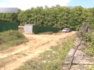 Територію навпроти центрального входу в Боздоський парк закидали сміттям