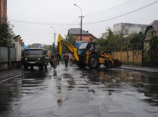 Аварійні роботи на Червоноармійській заблокували рух транспорту майже на півміста (ФОТОРЕПОРТАЖ)