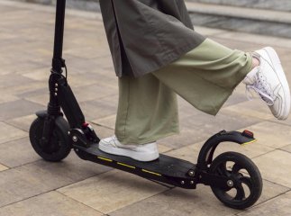 Більше тисячі ужгородців підтримали петицію щодо припинення шерингу самокатів на території міста