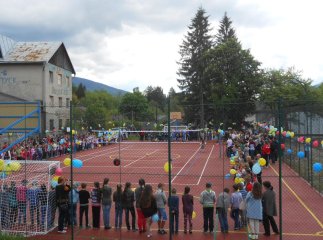 У селищі Ясіня офіційно відкрили спортивний майданчик