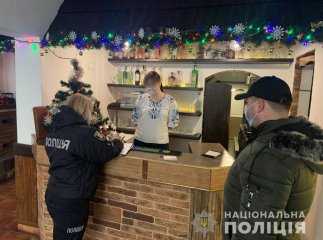 Карантинні перевірки: поліцейські виявляють підроблені сертифікати у працівників закладів харчування