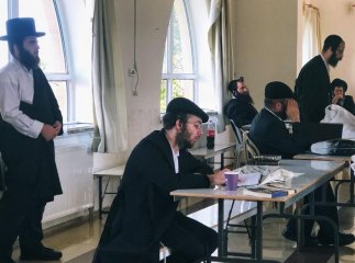 Хасиди прилетіли на Закарпаття, аби відвідати могили родичів